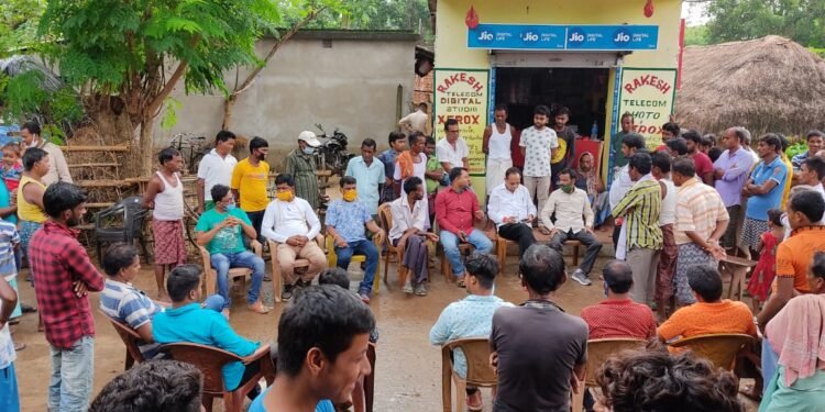 baharagora: सांसद ने चार पंचायत का दौरा कर ग्रामीणों की समस्या से हुए अवगत, जरूरतमंद लोगों को किया आर्थिक सहयोग