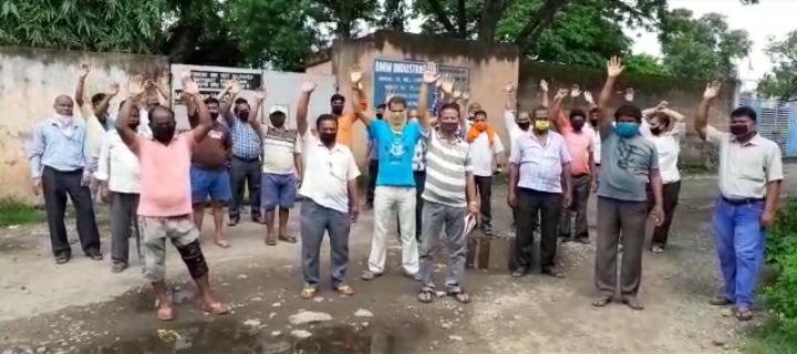 jamshedpur: मनीफीट बीएमडब्ल्यू कंपनी ने चार माह से हाफ वेतन दिया और अब गेट पर ताला लगाकर बाहर का रास्ता दिखाया, मजदूरों ने किया प्रदर्शन jamshedpur: मनीफीट बीएमडब्ल्यू कंपनी ने चार माह से हाफ वेतन दिया और अब गेट पर ताला लगाकर बाहर का रास्ता दिखाया, मजदूरों ने किया प्रदर्शन