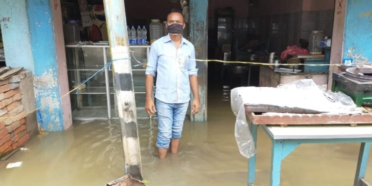 Chaibasa : टुंगरी के पास घुसा जुबिली तालाब का पानी, जल निकासी योजना फेल, लोग परेशान