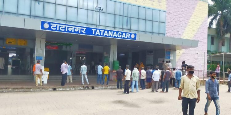 Tatanagar-rly-ststion : ठेकेदार की वसूली से तंग टेंपो चालकों ने किया हंगामा, कभी भी हिंसक झड़प की आशंका Tatanagar-rly-ststion : ठेकेदार की वसूली से तंग टेंपो चालकों ने किया हंगामा, कभी भी हिंसक झड़प की आशंका