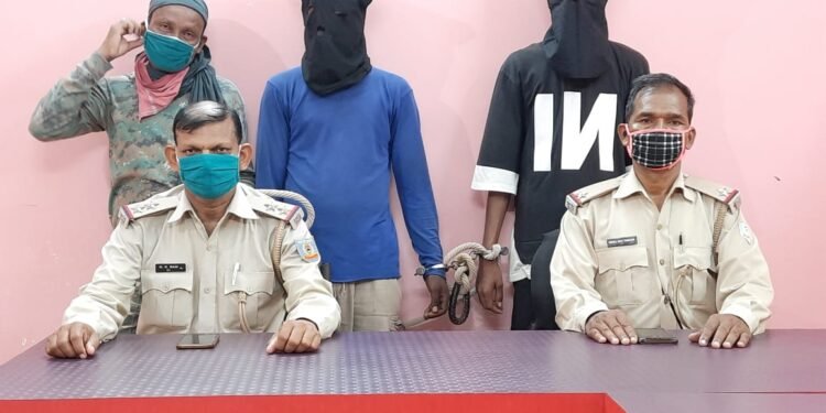 Kharswan 2 Arrested : बूढ़ीतोपा में नाबालिग से दुष्कर्म मामले में दो गिरफ्तार, अभियुक्तों ने अपराध कबूला Kharswan 2 Arrested : बूढ़ीतोपा में नाबालिग से दुष्कर्म मामले में दो गिरफ्तार, अभियुक्तों ने अपराध कबूला