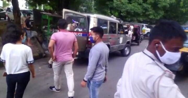 Lockdown violation : साकची में लॉकडाउन नियमों का उल्लंघन करते क्रिकेट कैफे के मैनेजर समेत चार महिला-पुरुष कर्मचारी गिरफ्तार Lockdown violation : साकची में लॉकडाउन नियमों का उल्लंघन करते क्रिकेट कैफे के मैनेजर समेत चार महिला-पुरुष कर्मचारी गिरफ्तार