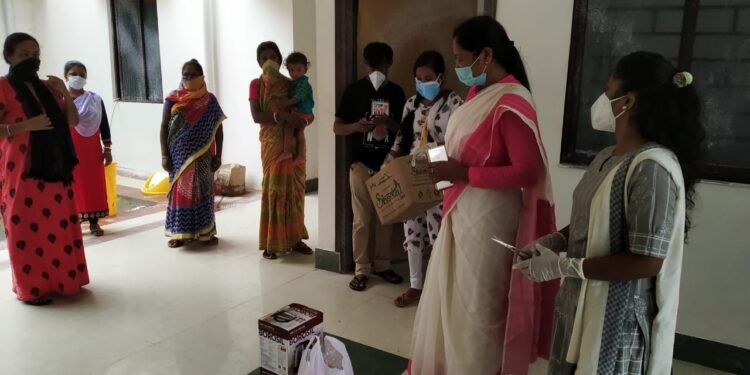 मुसाबनी बीडीओ ने कांस्टेबल ट्रेनिंग सेंटर स्वासपुर कोविड वार्ड का किया निरीक्षण, बहरागोड़ा में सम्मानित किये गये शहीद गणेश हांसदा के माता-पिता व कोरोना वारियर्स, शहीद के गांव में पूर्व सैनिकों ने किया झंडोत्तोलन मुसाबनी बीडीओ ने कांस्टेबल ट्रेनिंग सेंटर स्वासपुर कोविड वार्ड का किया निरीक्षण, बहरागोड़ा में सम्मानित किये गये शहीद गणेश हांसदा के माता-पिता व कोरोना वारियर्स, शहीद के गांव में पूर्व सैनिकों ने किया झंडोत्तोलन
