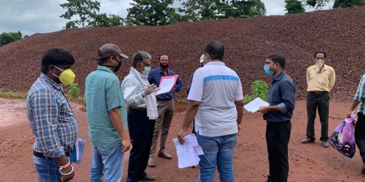west singhbhum: खान सचिव के आदेश पर खंगाली गयी रामेश्वर जूट मिल लौह अयस्क खदान, रांची से आयी टीम ने स्टॉक का किया मिलान, सैंपल लेकर लौटी टीम