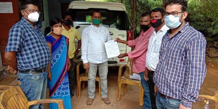 west singhbhum: मनरेगा कर्मचारी महासंघ, पश्चिमी सिंहभूम ने स्थायी सेवा के लिए विधायक दीपक बिरुवा से ठोस पहल करने की गुहार लगाई west singhbhum: मनरेगा कर्मचारी महासंघ, पश्चिमी सिंहभूम ने स्थायी सेवा के लिए विधायक दीपक बिरुवा से ठोस पहल करने की गुहार लगाई