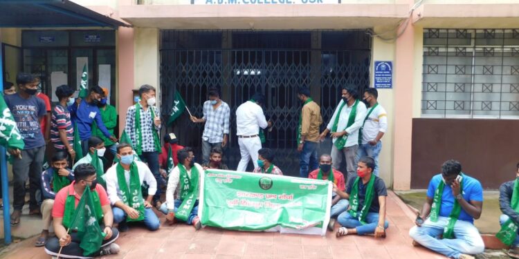 jamshedpur: एबीएम कॉलेज में झारखंड छात्र मोर्चा ने फीस वृद्धि की मांग को लेकर की तालेबंदी व दिया धरना, प्राचार्या ने फीस वृद्धि की मांग को वापस लिया jamshedpur: एबीएम कॉलेज में झारखंड छात्र मोर्चा ने फीस वृद्धि की मांग को लेकर की तालेबंदी व दिया धरना, प्राचार्या ने फीस वृद्धि की मांग को वापस लिया