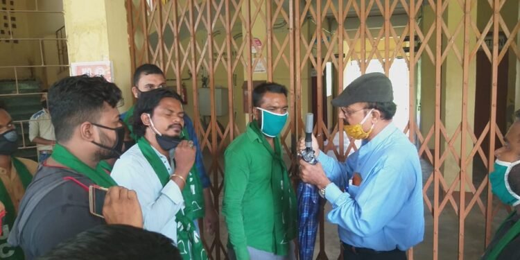 jamshedpur: झारखंड छात्र मोर्चा ने एलबीएसएम कॉलेज में फीस वृद्धि को लेकर की तालेबंदी, कॉलेज प्रबंधन ने फीस वृद्धि को वापस ली jamshedpur: झारखंड छात्र मोर्चा ने एलबीएसएम कॉलेज में फीस वृद्धि को लेकर की तालेबंदी, कॉलेज प्रबंधन ने फीस वृद्धि को वापस ली