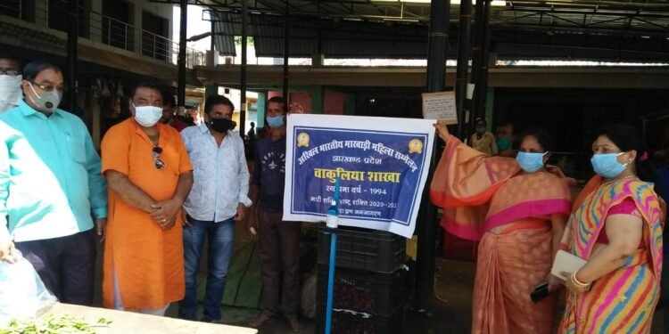 jamshedpur rural chakuliya:चाकुलिया मारवाड़ी महिला समिति की सदस्यों ने सार्वजनिक स्थलों पर लगवाया सेनिटाइजर मशीन jamshedpur rural chakuliya:चाकुलिया मारवाड़ी महिला समिति की सदस्यों ने सार्वजनिक स्थलों पर लगवाया सेनिटाइजर मशीन