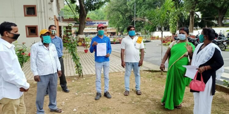 Complaint to SSP : पार्षद किशोर यादव के खिलाफ मारपीट का केस दर्ज कराये जाने को लेकर एसएसपी ऑफिस पहुंचे बागबेड़ा के पंचायत प्रतिनिधि, कहा-चुनाव आते देख छवि धूमिल करने का किया जा रहा प्रयास Complaint to SSP : पार्षद किशोर यादव के खिलाफ मारपीट का केस दर्ज कराये जाने को लेकर एसएसपी ऑफिस पहुंचे बागबेड़ा के पंचायत प्रतिनिधि, कहा-चुनाव आते देख छवि धूमिल करने का किया जा रहा प्रयास