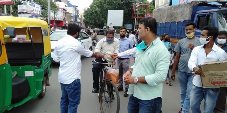 jamshedpur : सुशांत सिंह राजपूत की मौत मामले की सीबीआई जांच के सुप्रीम कोर्ट के आदेश पर अखिल भारतीय क्षत्रिय महासभा ने किया लड्डू वितरण