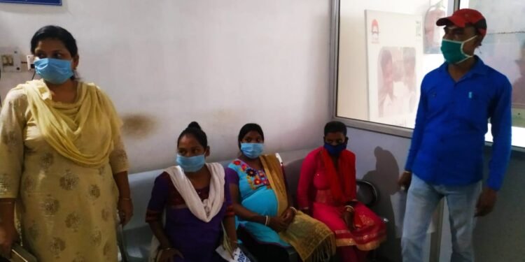 Corona test of pregnant women : गर्भवती महिला की कोरोना जांच रिपोर्ट गायब, सिविल सर्जन ने तीन गर्भवती महिलाओं की रैपिड कोरोना जांच करवायी Corona test of pregnant women : गर्भवती महिला की कोरोना जांच रिपोर्ट गायब, सिविल सर्जन ने तीन गर्भवती महिलाओं की रैपिड कोरोना जांच करवायी