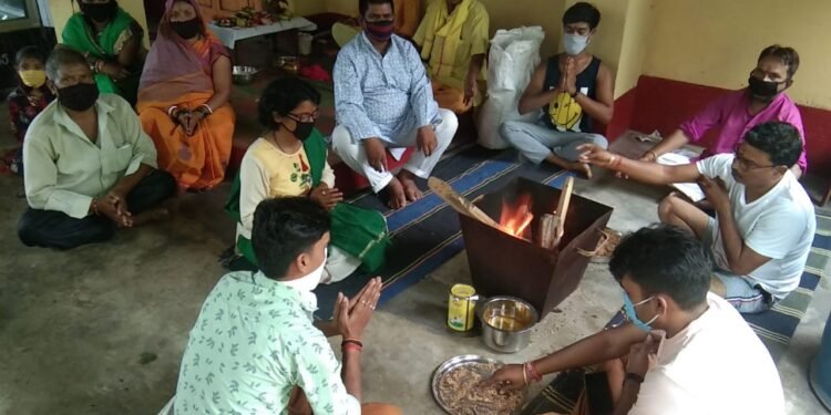 Yagya to get rid of corona : वैश्विक महामारी कोरोना से निजात के लिए जुगसलाई के शनि मंदिर में हुआ यज्ञ, भक्ति-भाव के साथ शामिल हुए क्षेत्रवासी