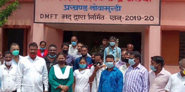 Chaibasa : नक्सल प्रभावित नोवामुंडी प्रखंड के जेटेया में अतिरिक्त स्वास्थय केंद्र का उद्वघाटन होते ही सुदूरवर्ती क्षेत्र के ग्रामीणों के चेहरे पर लौटी खुशी, सांसद गीता कोड़ा ने कहा-यहां ग्रामीणों को बेहतर ईलाज मिलें और डॉक्टर, नर्स के साथ सभी सुविधा हो उपलब्ध Chaibasa : नक्सल प्रभावित नोवामुंडी प्रखंड के जेटेया में अतिरिक्त स्वास्थय केंद्र का उद्वघाटन होते ही सुदूरवर्ती क्षेत्र के ग्रामीणों के चेहरे पर लौटी खुशी, सांसद गीता कोड़ा ने कहा-यहां ग्रामीणों को बेहतर ईलाज मिलें और डॉक्टर, नर्स के साथ सभी सुविधा हो उपलब्ध
