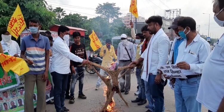 Aditypur : कुड़मी सेना ने धनबाद सांसद पीएन सिंह और विधायक राज सिन्हा का पुतला फूंका, कहा-शहीद निर्मल महतो पर की गयी टिप्पणी पर माफी मांगें