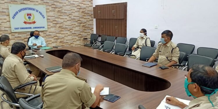 DIG Meeting in Jamshedpur : कोल्हान डीआईजी ने जिले के पुलिस पदाधिकारियों के साथ की अपराध नियंत्रण को लेकर बैठक, कहा-किसी भी कीमत पर अपराधी बख्शे नहीं जायेंगे DIG Meeting in Jamshedpur : कोल्हान डीआईजी ने जिले के पुलिस पदाधिकारियों के साथ की अपराध नियंत्रण को लेकर बैठक, कहा-किसी भी कीमत पर अपराधी बख्शे नहीं जायेंगे