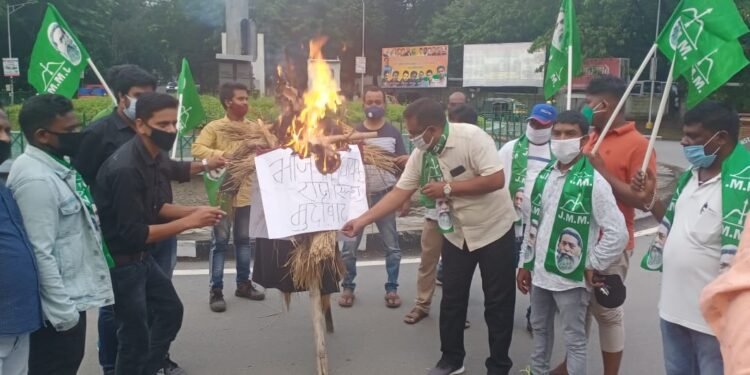 Jamshedpur : टेल्को लेबर ब्यूरो में झायुमो ने सांसद पीएन सिंह व विधायक राज सिन्हा का पुतला दहन किया Jamshedpur : टेल्को लेबर ब्यूरो में झायुमो ने सांसद पीएन सिंह व विधायक राज सिन्हा का पुतला दहन किया