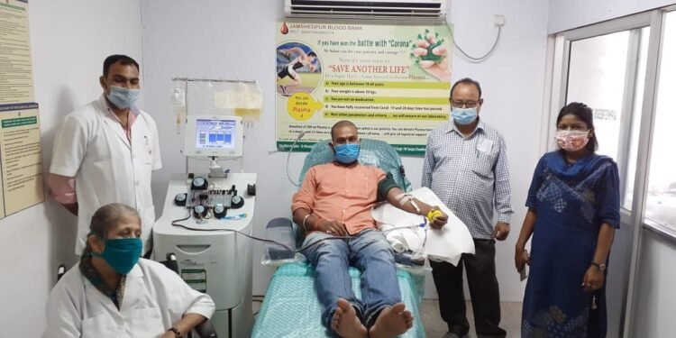Jamshedpur Plasma Donation : कोरोना के खिलाफ जंग में उतरने लगे प्लाज्मा डोनर, कोरोना को मात देकर प्लाज्मा डोनेट करने वाले आर चेतन किये गये सम्मानित Jamshedpur Plasma Donation : कोरोना के खिलाफ जंग में उतरने लगे प्लाज्मा डोनर, कोरोना को मात देकर प्लाज्मा डोनेट करने वाले आर चेतन किये गये सम्मानित
