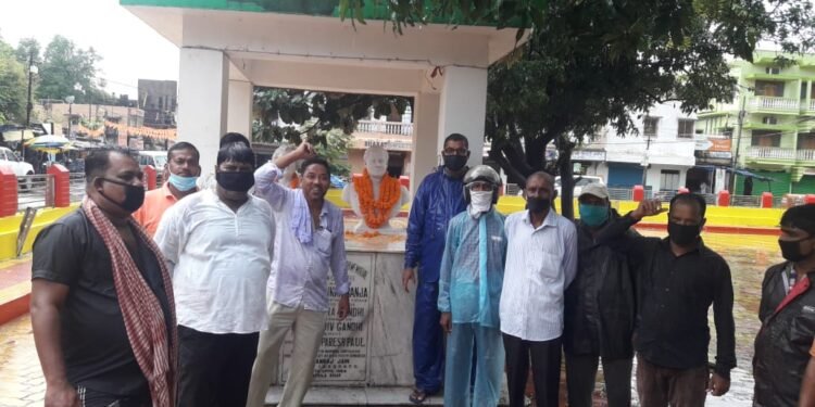 ghatshila: घाटशिला में कांग्रेसियों ने पूर्व प्रधानमंत्री राजीव गांधी की जयंती पर किया याद, यूथ कांग्रेस ने किया पौधरोपण ghatshila: घाटशिला में कांग्रेसियों ने पूर्व प्रधानमंत्री राजीव गांधी की जयंती पर किया याद, यूथ कांग्रेस ने किया पौधरोपण
