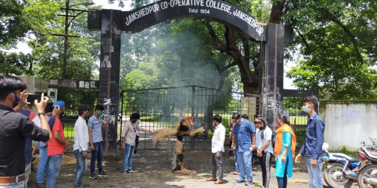 jamshedpur: अखिल भारतीय विद्यार्थी परिषद ने शुल्क समायोजन की मांग को लेकर यूनिवर्सिटी प्रबंधन के खिलाफ लगाए नारे और किया पुतला दहन, कई कॉलेजों के बाहर हंगामा jamshedpur: अखिल भारतीय विद्यार्थी परिषद ने शुल्क समायोजन की मांग को लेकर यूनिवर्सिटी प्रबंधन के खिलाफ लगाए नारे और किया पुतला दहन, कई कॉलेजों के बाहर हंगामा
