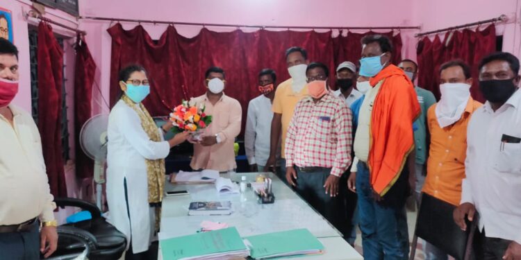 jamshedpur- rural- musabani: मुसाबनी में पदस्थापित नये प्रखंड विकास पदाधिकारी का झामुमो नेताओं ने गुलदस्ता देकर किया स्वागत, कहा- विकास कार्यो में करेंगे सहयोग