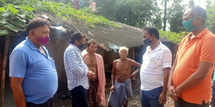 jamshedpur- rural- baharagora: विधायक समीर महंती ने मृतक के परिवार को आर्थिक सहयोग किया, कहा- सरकारी मुआवजा राशि दिलाने का करेंगे प्रयास jamshedpur- rural- baharagora: विधायक समीर महंती ने मृतक के परिवार को आर्थिक सहयोग किया, कहा- सरकारी मुआवजा राशि दिलाने का करेंगे प्रयास