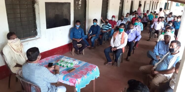 jamshedpur- rural- baharagora: भाजपा नेता दिनेशानंद गोस्वामी ने बहरागोड़ा के पूर्वांचल क्षेत्र का दौरा कर किसान और युवाओं से मिलकर केन्द्र सरकार की योजनाओं की जानकारी दी