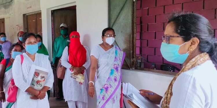 jamshedpur- rural- musabani: मुसाबनी बीडीओ ने एएनएम के साथ बैठक कर कोविड -19 से संबंधित जानकारी ली और क्षेत्र के लोगों से ससमय सैम्पल कलेक्शन करने का निर्देश दिया