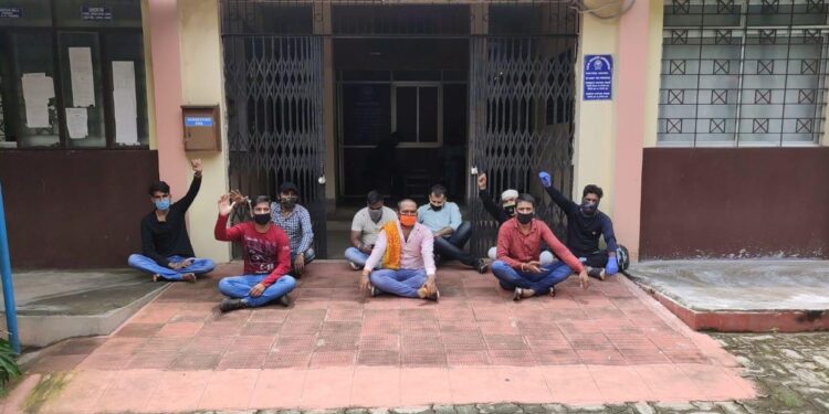 jamshedpur: एबीवीपी ने अपनी मांगों को लेकर एबीएम कॉलेज में तालेबंदी की और अनिश्चितकालीन धरना पर बैठ गए