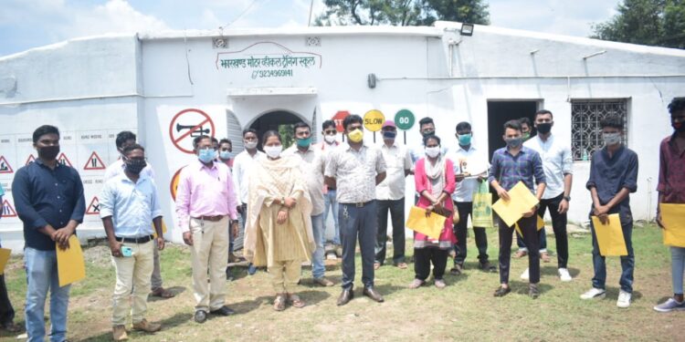 west singhbhum: चार पहिये वाहन चलाना सीख गए युवकों को सांसद गीता कोड़ा ने दिया प्रमाण पत्र west singhbhum: चार पहिये वाहन चलाना सीख गए युवकों को सांसद गीता कोड़ा ने दिया प्रमाण पत्र