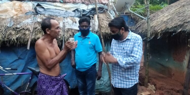 jamshedpur-rural-baharagora: बेहतर इलाज के लिए सड़क दुर्घटना में घायल युवक के परिजनों को विधायक ने किया आर्थिक सहयोग jamshedpur-rural-baharagora: बेहतर इलाज के लिए सड़क दुर्घटना में घायल युवक के परिजनों को विधायक ने किया आर्थिक सहयोग