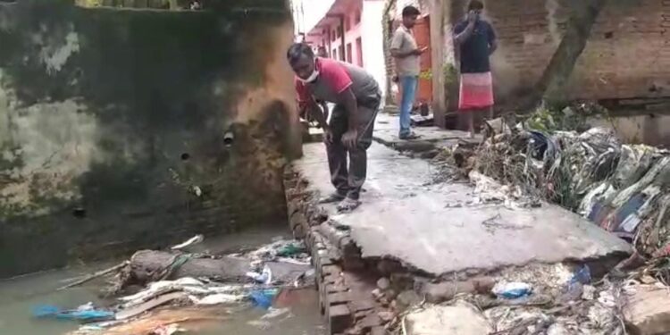 jamshedpur: आरपी पटेल स्कूल के पास लोगों के घरों में घुसा नाले का पानी, लोग परेशान, नगर परिषद स्वस्थ व सुरक्षित रहने की करे पहल