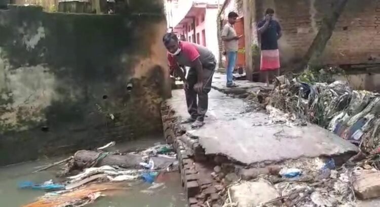jamshedpur: आरपी पटेल स्कूल के पास लोगों के घरों में घुसा नाले का पानी, लोग परेशान, नगर परिषद स्वस्थ व सुरक्षित रहने की करे पहल jamshedpur: आरपी पटेल स्कूल के पास लोगों के घरों में घुसा नाले का पानी, लोग परेशान, नगर परिषद स्वस्थ व सुरक्षित रहने की करे पहल