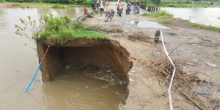 jamshedpur- rural-झारखंड -ओडिशा राज्य को जोड़ने वाला कड़िया नाला पर बना पुल कभी भी हो सकता है ध्वस्त, ग्रामीणों की परेशानी बढ़ी, जनप्रतिनिधि है मौन jamshedpur- rural-झारखंड -ओडिशा राज्य को जोड़ने वाला कड़िया नाला पर बना पुल कभी भी हो सकता है ध्वस्त, ग्रामीणों की परेशानी बढ़ी, जनप्रतिनिधि है मौन