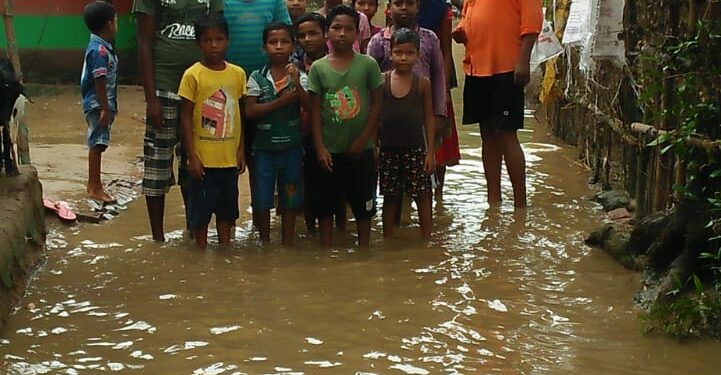 jamshedpur- rural- बहरागोड़ा के रांगुनिया गांव में नदी का जलस्तर बढ़ने से गली- मुहल्ले तक पहुंचा पानी, जलजमाव से ग्रामीण परेशान jamshedpur- rural- बहरागोड़ा के रांगुनिया गांव में नदी का जलस्तर बढ़ने से गली- मुहल्ले तक पहुंचा पानी, जलजमाव से ग्रामीण परेशान