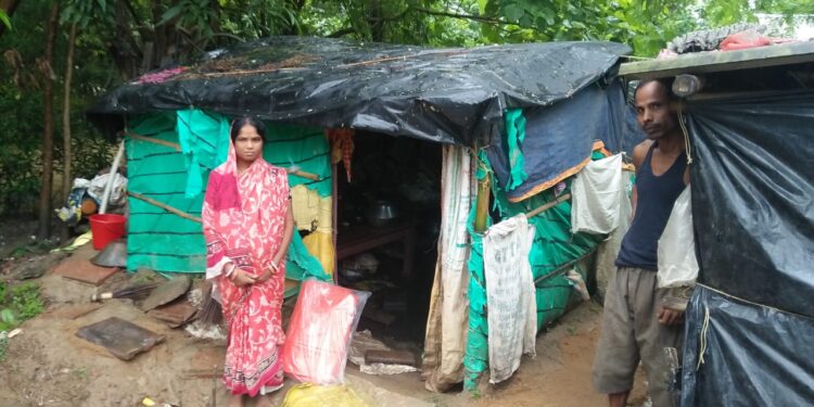 jamshedpur- rural- बहरागोड़ा के गोदा गांव में पीएम आवास की आस में महीनों से प्लास्टिक के घर में रह रहे दो परिवार को विधायक महंती ने तिरपाल देकर किया सहयोग jamshedpur- rural- बहरागोड़ा के गोदा गांव में पीएम आवास की आस में महीनों से प्लास्टिक के घर में रह रहे दो परिवार को विधायक महंती ने तिरपाल देकर किया सहयोग