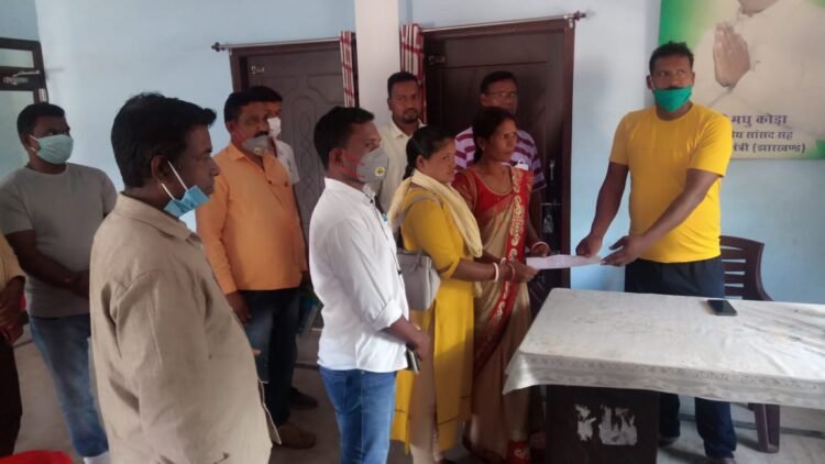west-singhbhum-जगन्नाथपुर बीडीओ के खिलाफ विधायक से मिले मुखिया, विधायक ने कहा- मुख्यमंत्री से की जाएगी शिकायत west-singhbhum-जगन्नाथपुर बीडीओ के खिलाफ विधायक से मिले मुखिया, विधायक ने कहा- मुख्यमंत्री से की जाएगी शिकायत