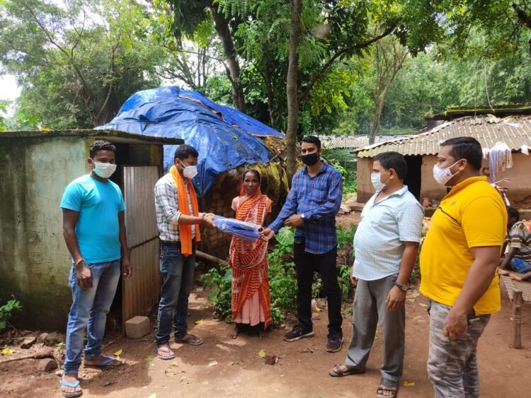 jamshedpur-rural-बहरागोड़ा में बारिश से प्रभावित परिवारों की मदद के लिए आगे आये भाजपा के प्रवक्ता कुणाल, जरुरतमंदों के बांटे तिरपाल व राशन सामग्री