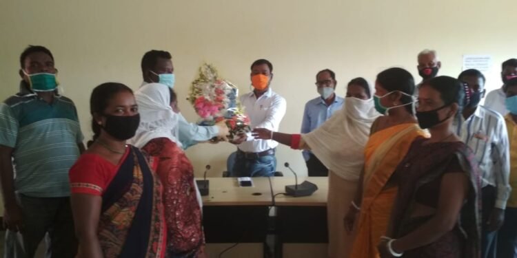 jamshedpur-rural-चाकुलिया के नए बीडीओ का मुखिया संघ ने गुलदस्ता देकर किया स्वागत,कहा- विकास कार्यों में करेंगे सहयोग jamshedpur-rural-चाकुलिया के नए बीडीओ का मुखिया संघ ने गुलदस्ता देकर किया स्वागत,कहा- विकास कार्यों में करेंगे सहयोग