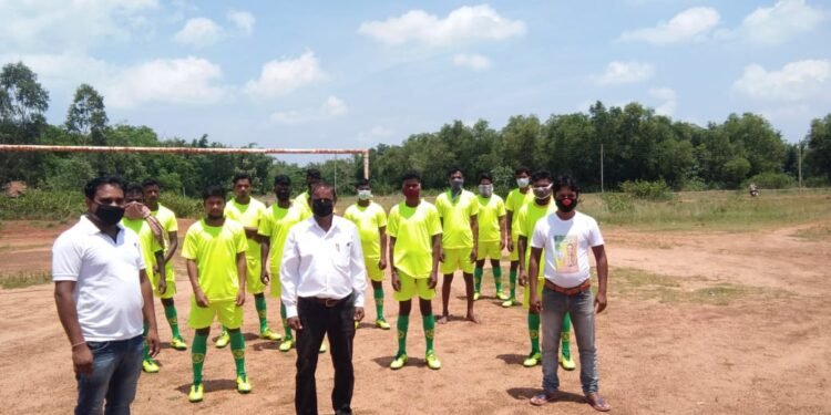 jamshedpur-rural-चाकुलिया के लोधाशोली में राष्ट्रीय खेल दिवस पर कमल क्लब ने फुटबॉल खिलाड़ियों के बीच बांटे जर्सी, फुटबॉल व बुट्स jamshedpur-rural-चाकुलिया के लोधाशोली में राष्ट्रीय खेल दिवस पर कमल क्लब ने फुटबॉल खिलाड़ियों के बीच बांटे जर्सी, फुटबॉल व बुट्स