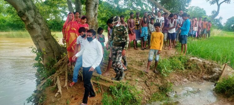 jamshedpur-rural- बहरागोड़ा के दो गांवों का विधायक समीर महंती ने दौरा कर बारिश से हुई क्षति का आकलन किया, जरूरतमंदों के बीच बांटे तिरपाल और खाद्य सामग्री jamshedpur-rural- बहरागोड़ा के दो गांवों का विधायक समीर महंती ने दौरा कर बारिश से हुई क्षति का आकलन किया, जरूरतमंदों के बीच बांटे तिरपाल और खाद्य सामग्री