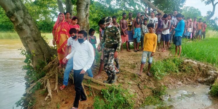 Jamshedpur-rural-Bahragoda : विधायक समीर महंती ने प्रतापपुर और मालकुंडा में बारिश से हुई क्षति का आकलन किया, जरूरतमंदों के बीच बांटा तिरपाल और खाद्य सामग्री Jamshedpur-rural-Bahragoda : विधायक समीर महंती ने प्रतापपुर और मालकुंडा में बारिश से हुई क्षति का आकलन किया, जरूरतमंदों के बीच बांटा तिरपाल और खाद्य सामग्री