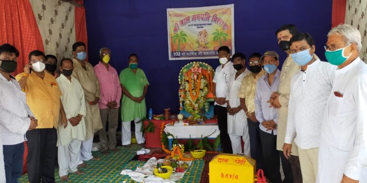 Jamshedpur-Ganesh-puja : शहर में सादगीपूर्ण शुरू हुई सिद्धि विनायक भगवान गणेश की पूजा, की जा रही कोरोना से मुक्ति की कामना, कदमा में इस बार नहीं हुआ मेला का आयोजन Jamshedpur-Ganesh-puja : शहर में सादगीपूर्ण शुरू हुई सिद्धि विनायक भगवान गणेश की पूजा, की जा रही कोरोना से मुक्ति की कामना, कदमा में इस बार नहीं हुआ मेला का आयोजन