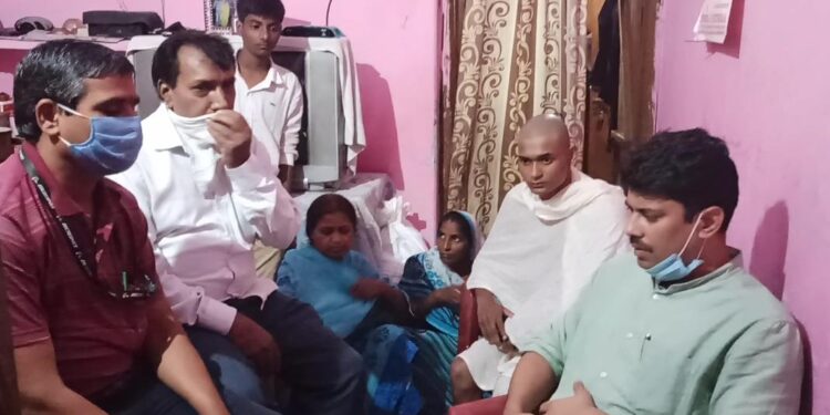Jamshedpur : आर्थिक तंगी के कारण जान देने वाले सैलून संचालक के परिजनों को सुभाष युवा मंच ने की मदद, राशन दिया और सरकार से की 20 लाख मुआवजे की मांग