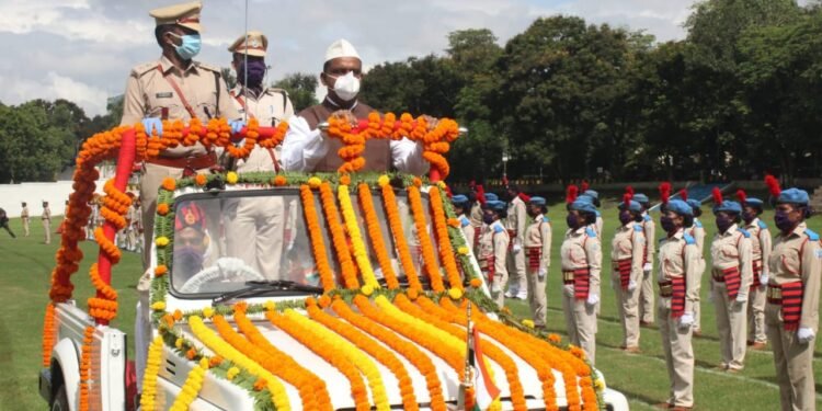 jamshedpur-independece-day-main-programme-जमशेदपुर के ऐतिहासिक गोपाल मैदान में मंत्री बन्ना गुप्ता ने किया झंडोतोलन, कहा-बचपन से लालसा थी गोपाल मैदान में झंडा फहराये, आज लोकतांत्रिक देश की खुबसूरती देखिये, यह सपना पूरा हो गया, स्वास्थ्य मंत्री ने कोरोना वायरिसर्स को किया सम्मानित-video