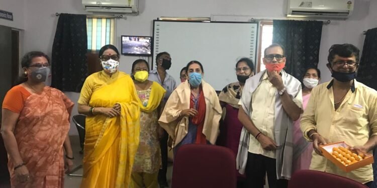 Jamshedpur Womens College : जमशेदपुर वीमेंस कॉलेज में सम्मानित किये गये सेवानिवृत्त शिक्षक व शिक्षकेतर कर्मचारी Jamshedpur Womens College : जमशेदपुर वीमेंस कॉलेज में सम्मानित किये गये सेवानिवृत्त शिक्षक व शिक्षकेतर कर्मचारी