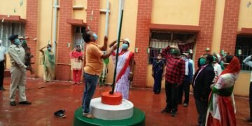 jamshedpur-rural-independence-day-घाटशिला अनुमंडल में स्वतंत्रता दिवस सादगी पूर्ण ढंग से मनायी गयी, हर सरकारी और निजी कार्यालयों में फहरा तिरंगा झंडा jamshedpur-rural-independence-day-घाटशिला अनुमंडल में स्वतंत्रता दिवस सादगी पूर्ण ढंग से मनायी गयी, हर सरकारी और निजी कार्यालयों में फहरा तिरंगा झंडा