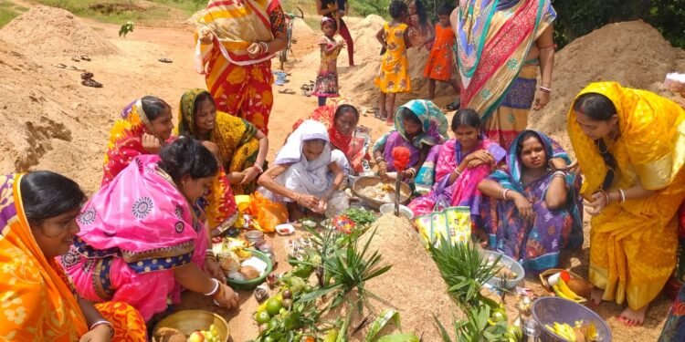 Jamshedpur rural : संतान की दीर्घायु के लिए माताओं ने रखा षष्ठी व्रत, की पूजा-अर्चना Jamshedpur rural : संतान की दीर्घायु के लिए माताओं ने रखा षष्ठी व्रत, की पूजा-अर्चना