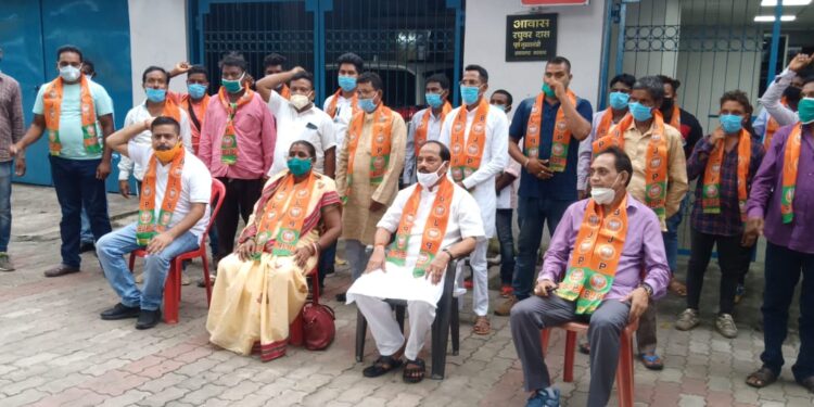 Jamshedpur BJP : कांग्रेस के कई कार्यकर्ता भाजपा में शामिल, पूर्व मुख्यमंत्री रघुवर दास व सांसद विद्युत वरण महतो ने किया स्वागत Jamshedpur BJP : कांग्रेस के कई कार्यकर्ता भाजपा में शामिल, पूर्व मुख्यमंत्री रघुवर दास व सांसद विद्युत वरण महतो ने किया स्वागत