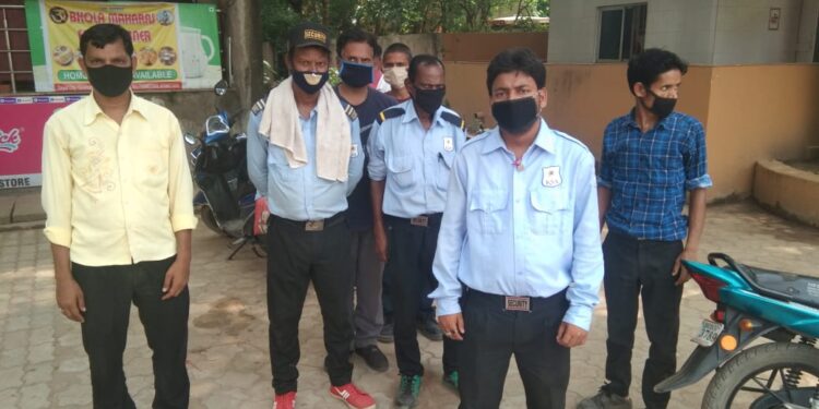 jamshedpur-govindpur-गोविंदपुर दयाल सिटी में सुरक्षा गार्ड ने दिया धरना, काम से निकाला गया