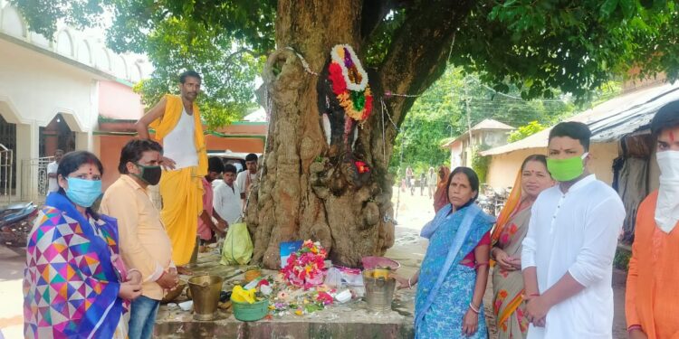 Jamshedpur Rural Chakulia : विधायक समीर महंती सपरिवार गणेश पूजा में हुए शामिल